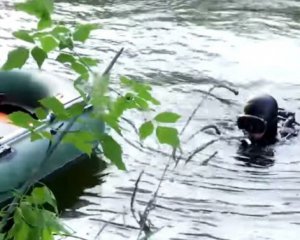 Автомобиль с двумя людьми утонул в реке