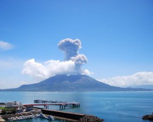 В Японії &quot;заворушився&quot; вулкан: стовп попелу досяг 3 км