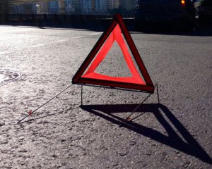 Два автомобиля слетели с моста