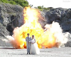 Весільна фотосесія на тлі вибухів: молодята стали зірками YouTube