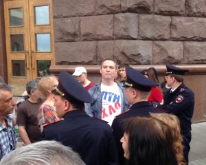 У Москві затримали чоловіка у футболці з написом &quot;ПТН ХЛО&quot;