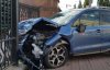 ДТП на Соломенке: Subaru сбило двух людей и врезалось в здание суда
