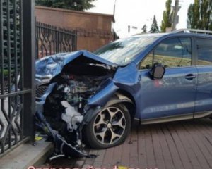 ДТП на Соломенке: Subaru сбило двух людей и врезалось в здание суда
