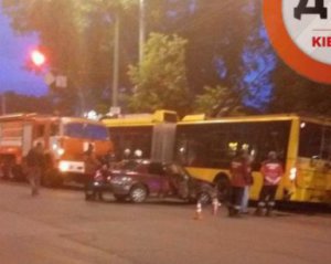 Автівка влетіла у тролейбус, є постраждалі
