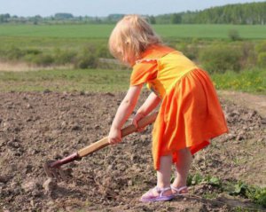 Жінка віддала онуку в рабство на 12 років