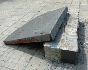 Разрушили памятник героям АТО