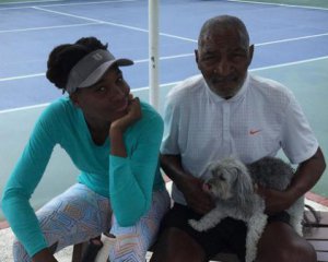 75-річний батько відомих тенісисток покидає удвічі молодшу дружину
