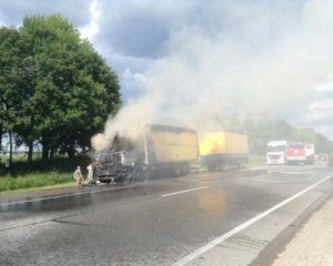 На шосе спалахнула вантажівка з дитячим харчуванням