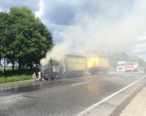 На шоссе загорелся грузовик с детским питанием