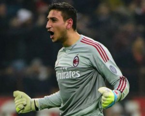 Голкіпера закидали доларами під час матчу