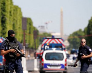 У Парижі автомобіль в&#039;їхав у поліцейський фургон - підозрюють теракт