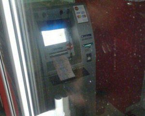 Злодій зламав банкомат і залишив гроші випадати