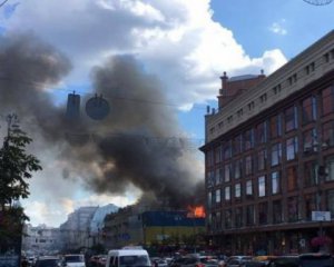 Пожежа на Хрещатику: вогонь може перекинутися на сусідні будинки