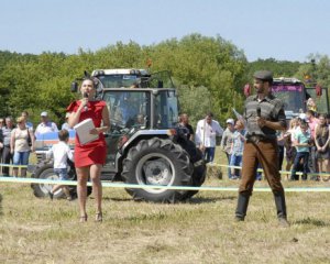 Відбулись видовищні перегони на тракторах