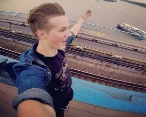 У Києві на даху потяга метро загинула людина