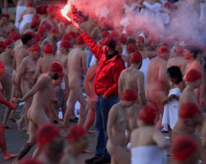 Тысяча австралийцев в красных шапочках плавали голышом