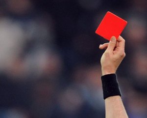 Футболіста вилучили за псування повітря під час матчу