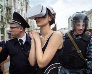 Художницу задержали у Кремля за пребывание в виртуальной реальности
