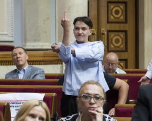 Надежда Савченко показала средний палец Гройсману