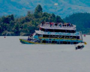 В озере затонула лодка с 150 туристами