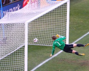 Арбитр не засчитал &quot;чистый&quot; гол в матче Германия - Англия