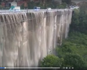 Після зливи міст перетворився на водоспад