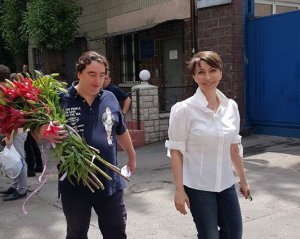 З квітами у супроводі міністра режиму Януковича - Гужва вийшов із СІЗО