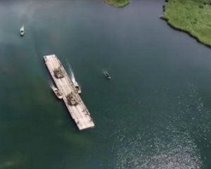 Переправа танків через річку: у мережі з'явилося видовищне відео