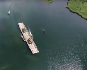 Переправа танков через реку: в сети появилось зрелищное видео