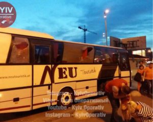 Неизвестные напали на автобус с пассажирами в Киеве