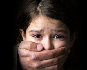 Отчим насиловал 6-летнюю дочь и угрожал убить родных