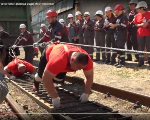 Тисячу тон - 3 силачі потягли вантажний потяг