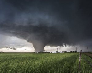 Смерч підняв у повітря дітей, є травмовані