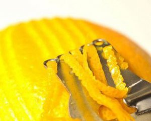 Дослідники розповіли про дивовижні властивості лимонної цедри