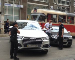 Герой парковки заблокировал движение трамваев в центре Киева