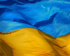 Подростки сорвали и сожгли флаг Украины