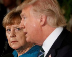 Трамп і Меркель обговорили війну на Донбасі