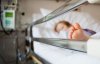 Сломанные ребра и кровоизлияние в мозг: родственники жестоко избили 2-летнего малыша