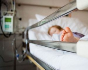 Зламані ребра та крововилив у мозок: родичі жорстоко побили 2-річного малюка
