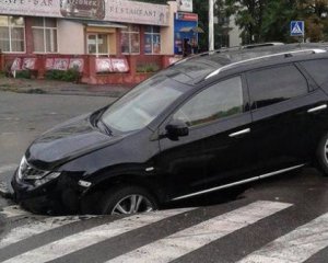 У столиці автівка провалилась під свіжий асфальт