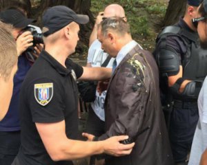 У Порошенко призывают СБУ разобраться с яйцеметанием в нардепа