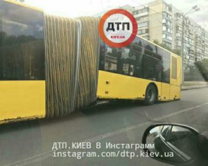 В столице во время движения развалился автобус