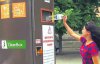 Появился автомат, который дарит призы за пластиковые бутылки