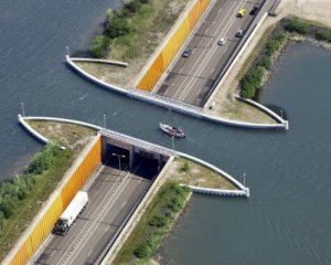 В Голландии автомобили ездят под водой