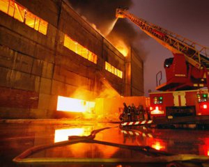 Масштабный пожар на заводе: загорелись автомобильные шины