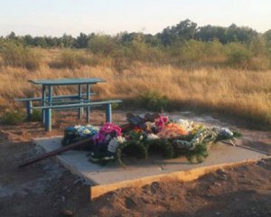 Бійця АТО демонстративно поховали на краю кладовища