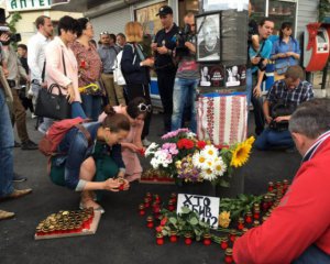 Коммунальщики выбросили цветы и свечи в тачку сразу после чествования памяти Шеремета