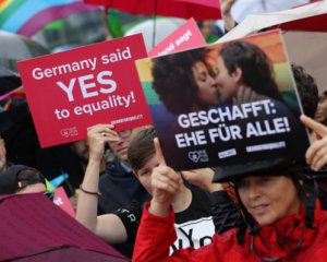 У Німеччині офіційно дозволили одностатеві шлюби