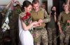 Прифронтове весілля військових молодят розчулило жителів Авдіївки
