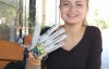 Студентка створила рукавичку, яка перекладає мову жестів